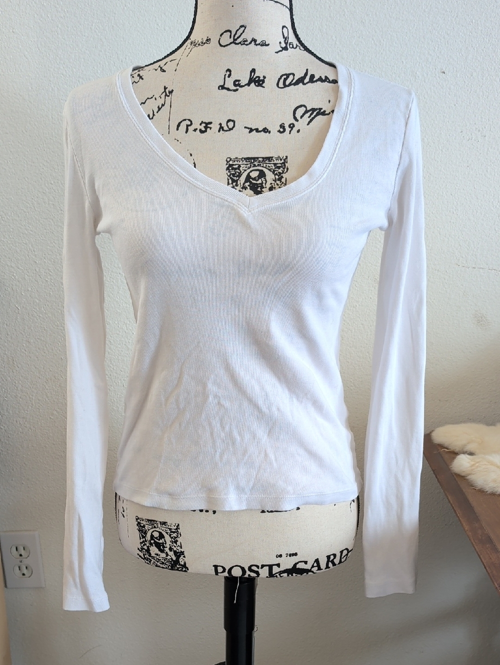 Club Monaco White Ribbed V-Neck Long-Sleeve Tee
